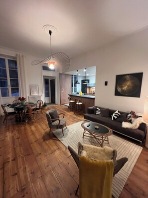 Living area - Pau, right in the heart of downtown: Luxury 2-bedroom apartment; Pets allowed (Pau)