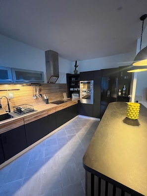 Private kitchen - Pau, right in the heart of downtown: Luxury 2-bedroom apartment; Pets allowed (Pau)