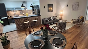 Une cuisine moderne avec un coin repas.