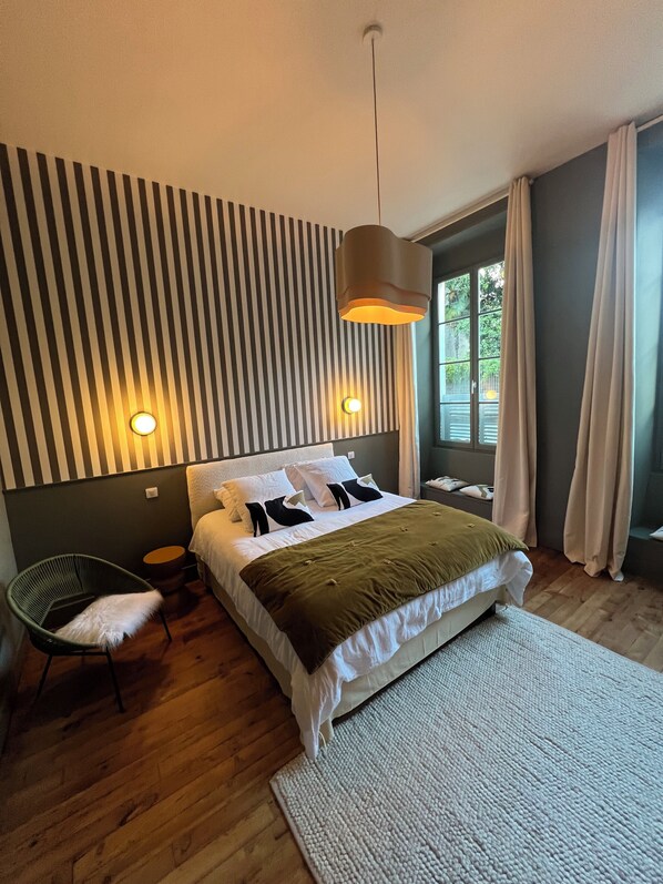 Room - Pau, right in the heart of downtown: Luxury 2-bedroom apartment; Pets allowed (Pau)