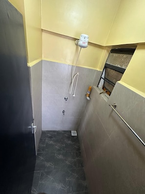 Dusche, Bidet, Handtücher, Seife