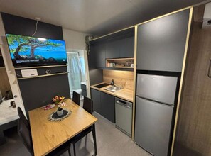 Wasserkocher mit Kaffee-/Teezubehör, Kühlschrank, Mikrowelle, Herdplatte