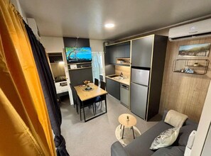Wasserkocher mit Kaffee-/Teezubehör, Kühlschrank, Mikrowelle, Herdplatte