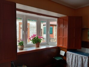 Interior - Eclipse Apartment. Spectacular view of the eclipse, a 15-minute drive away (Villamanín de la Tercia)