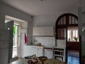 Private kitchen - Eclipse Apartment. Spectacular view of the eclipse, a 15-minute drive away (Villamanín de la Tercia)