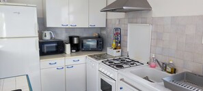 Fridge, microwave, oven, stovetop - Shepherd's House (Saint-Denis-d'Oléron)