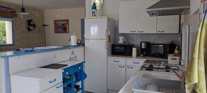 Wasserkocher mit Kaffee-/Teezubehör, Kühlschrank, Mikrowelle, Ofen
