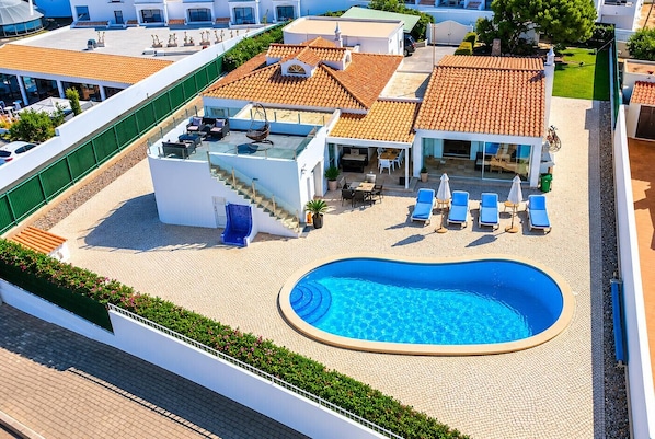 A rooftop pool area with lounge chairs, a small pool, and a staircase leading to an upper level. - Villa Hipolito, 4-Bedroom, Praia da Galé (Albufeira)