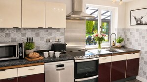 Una cocina moderna con electrodomésticos de acero inoxidable, lavavajillas y un horno doble.