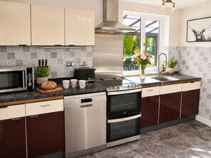 A modern kitchen with stainless steel appliances, a dishwasher, and a double oven. - South View Country House (Henley-In-Arden)