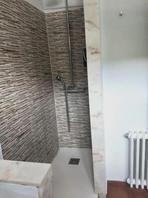 Bathroom - Hostal Restaurant Sant Marçal  (Amer)