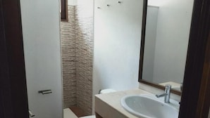 Ein Badezimmer mit Toilette, Waschbecken und Spiegel.