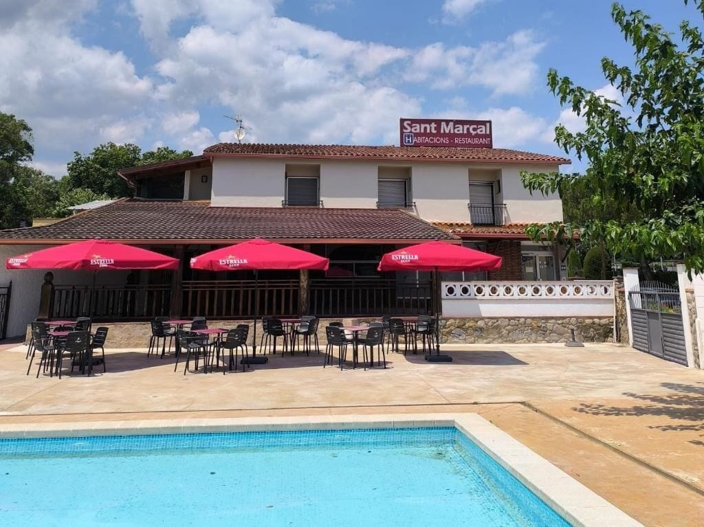 Una piscina al aire libre de temporada (de 11:00 a 19:00), sombrillas