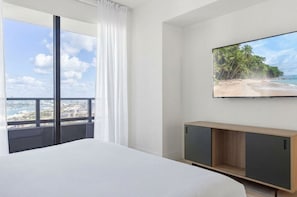 Iron/ironing board, WiFi, bed sheets - 2515 - Corner 3BR with Bay Views, Pool & 24/7 Gym in Downtown Miami (Miami Beach)