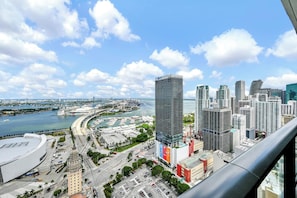 Property grounds - 2515 - Corner 3BR with Bay Views, Pool & 24/7 Gym in Downtown Miami (Miami Beach)