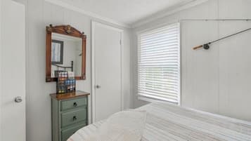 2 bedrooms, iron/ironing board, WiFi (free), bed sheets