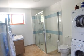 Dusche, Haartrockner, Handtücher, Toilettenpapier