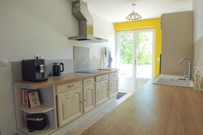 Fridge, microwave, oven, stovetop - 200 m² country house, Gypsy charm, in a quiet setting, close to nature (Marcq)