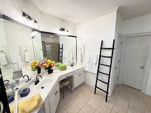 Shower, towels, soap - Luxury Atlanta Townhome- Near Airport- 15 Min to Mercedes-Benz Stadium (Atlanta)
