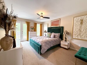 Desk, iron/ironing board, free WiFi, bed sheets - Luxury Atlanta Townhome- Near Airport- 15 Min to Mercedes-Benz Stadium (Atlanta)