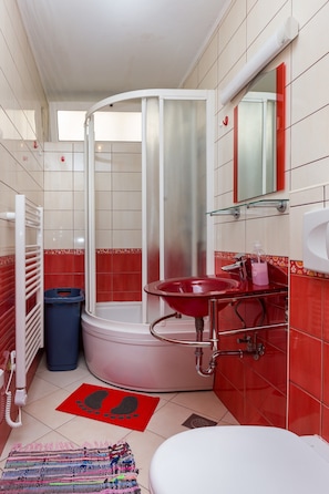 Apartment | Badezimmer | Badewanne, Haartrockner