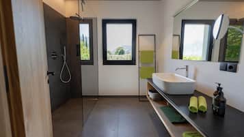 Dusche, Haartrockner, Handtücher, Seife