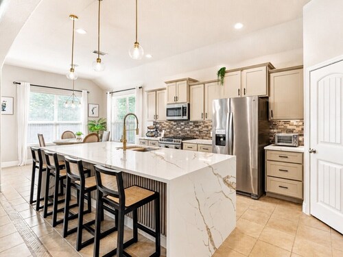 The Woodlands Charming 4BR 3BA One Story Retreat w Dual Walk In Shower, EV Charging, Baby Crib, and Grill