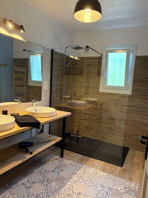 Bathroom - Var Côte d'Azur - In a quiet location, modern villa with a pool for 8 people and air conditioning (Bagnols-en-Forêt)