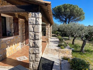 Terrace/patio - Var Côte d'Azur - In a quiet location, modern villa with a pool for 8 people and air conditioning (Bagnols-en-Forêt)