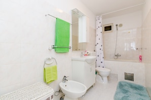 Apartment | Badezimmer | Badewanne