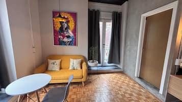 Tabla de planchar con plancha, wifi gratis y ropa de cama