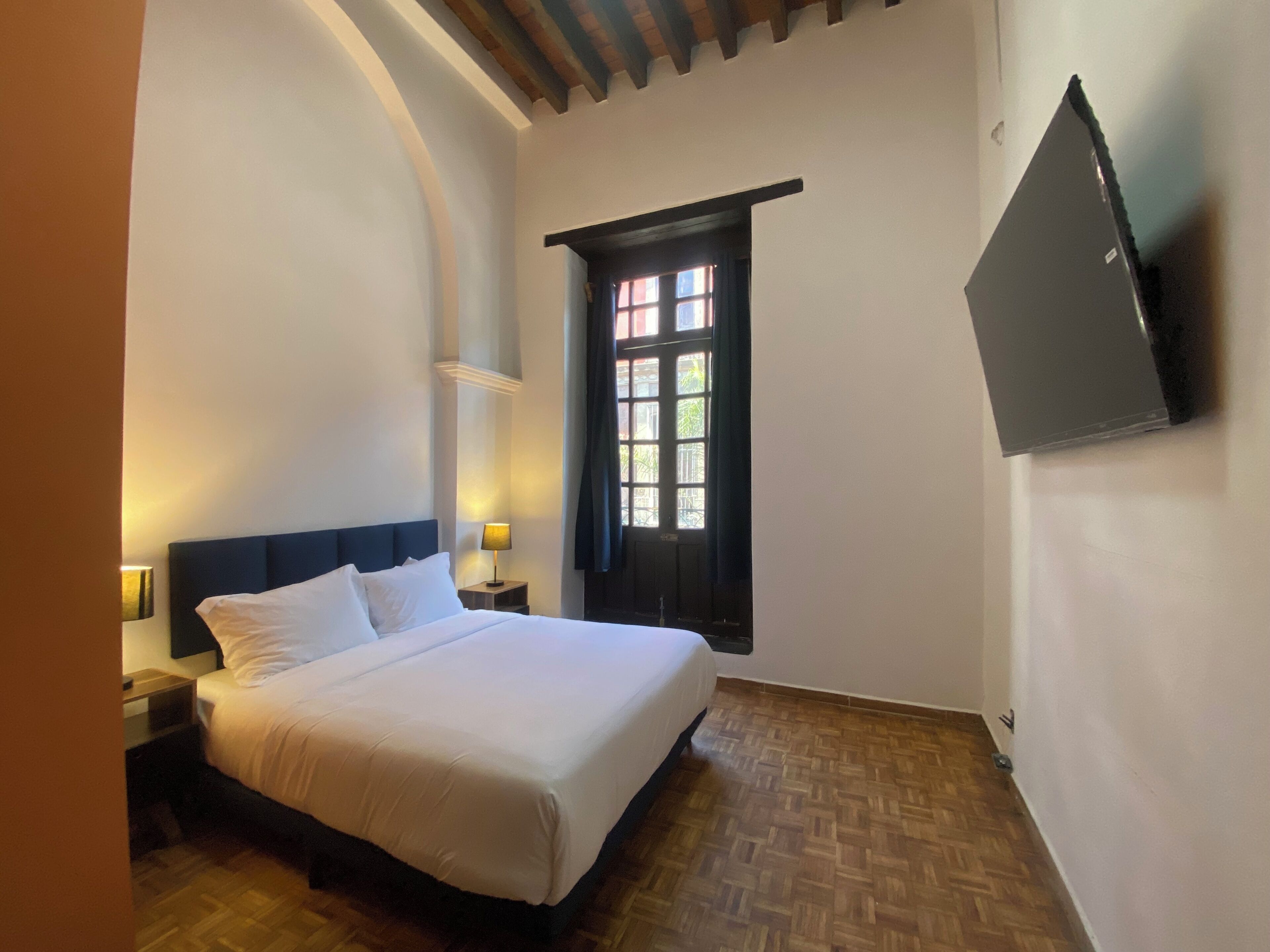 Habitación básica doble, balcón, vista a la ciudad | Tabla de planchar con plancha y wifi gratis 