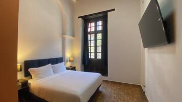 Habitación básica doble, balcón, vista a la ciudad | Tabla de planchar con plancha y wifi gratis