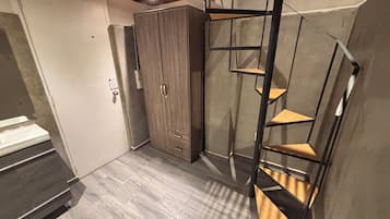 Quarto casal básico | Ferros/tábuas de passar roupa, Wi-Fi de cortesia, roupa de cama