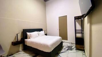 Basic Double Room | Bathroom | Combined shower/tub, free toiletries, hair dryer, towels