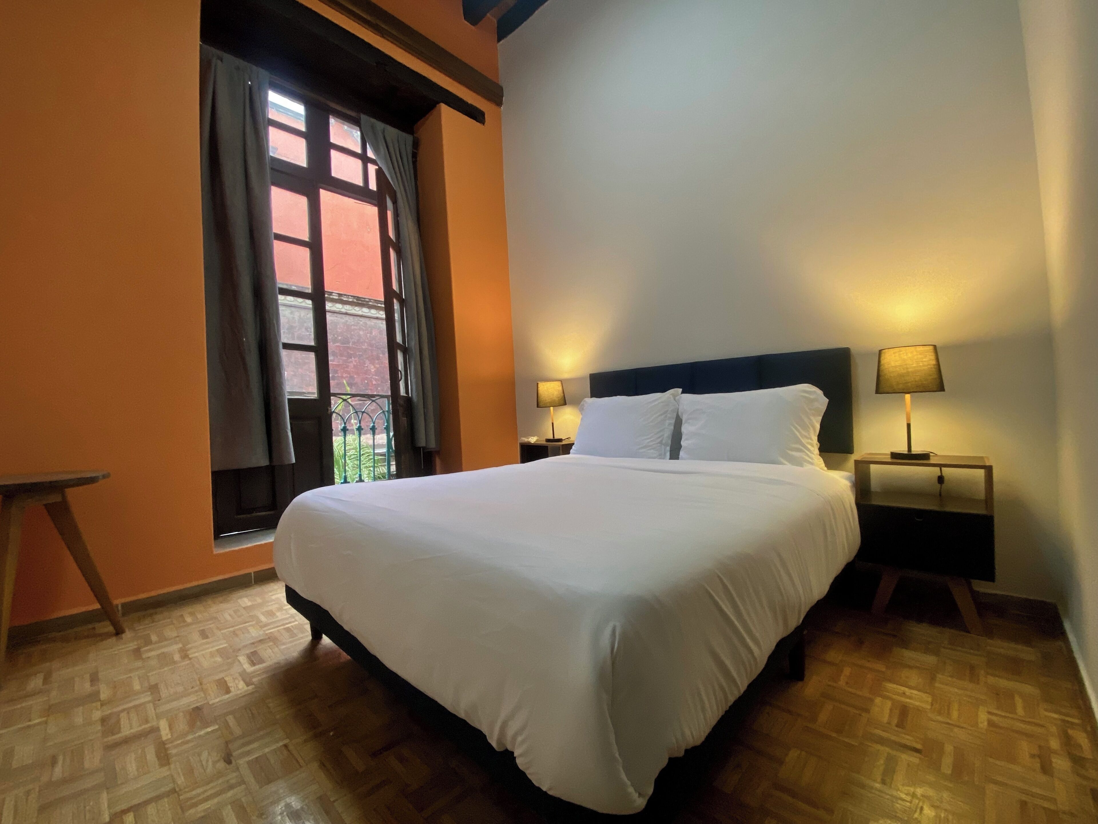 Habitación básica doble, balcón, vista a la ciudad | Tabla de planchar con plancha y wifi gratis 
