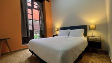 Habitación básica doble, balcón, vista a la ciudad | Tabla de planchar con plancha y wifi gratis