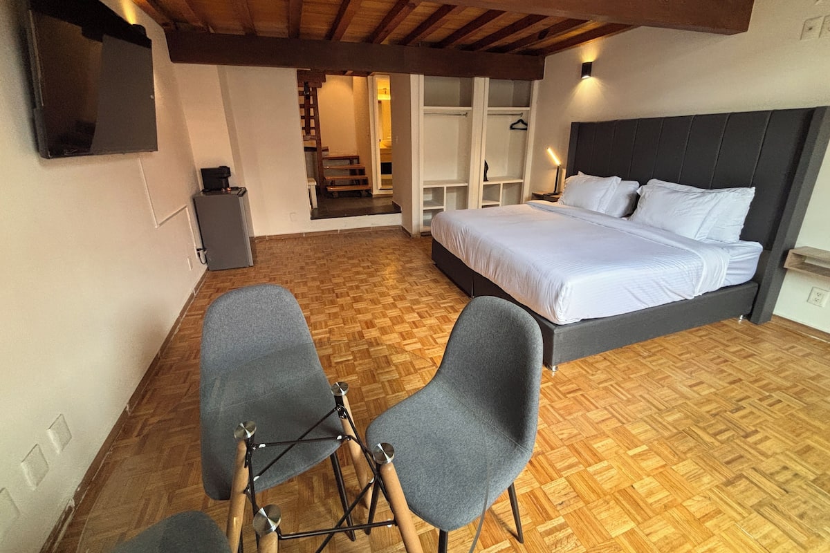 Familie studio, uitzicht op de stad | Een strijkplank/strijkijzer, gratis wifi, beddengoed