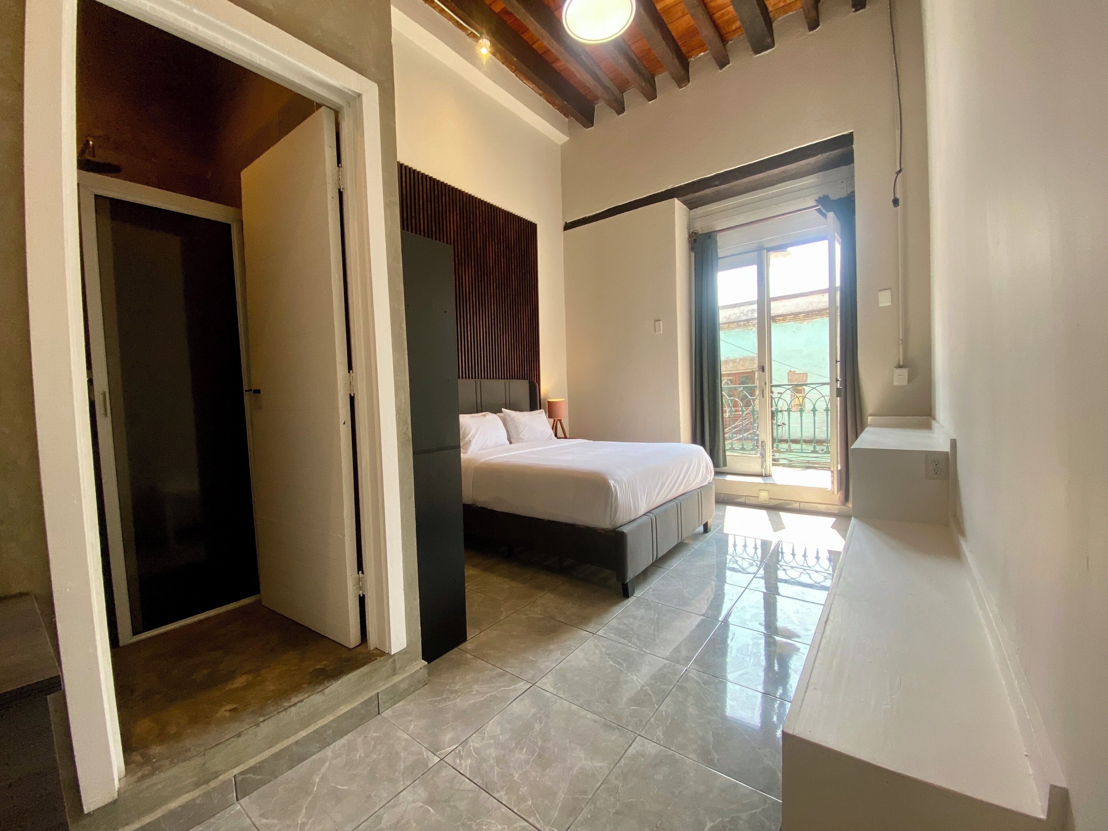 Quarto casal básico, sacada, vista para a cidade | Ferros/tábuas de passar roupa, Wi-Fi de cortesia