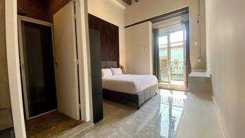 Habitación básica doble, balcón, vista a la ciudad | Tabla de planchar con plancha y wifi gratis