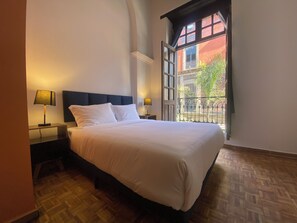 Quarto casal básico, sacada, vista para a cidade | Ferros/tábuas de passar roupa, Wi-Fi de cortesia