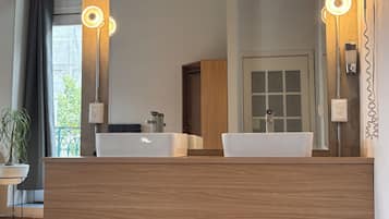 Quarto casal conforto, sacada, vista para a cidade | Ferros/tábuas de passar roupa, Wi-Fi de cortesia, roupa de cama