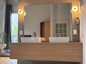 Comfort tweepersoonskamer, balkon, uitzicht op de stad | Een strijkplank/strijkijzer, gratis wifi, beddengoed