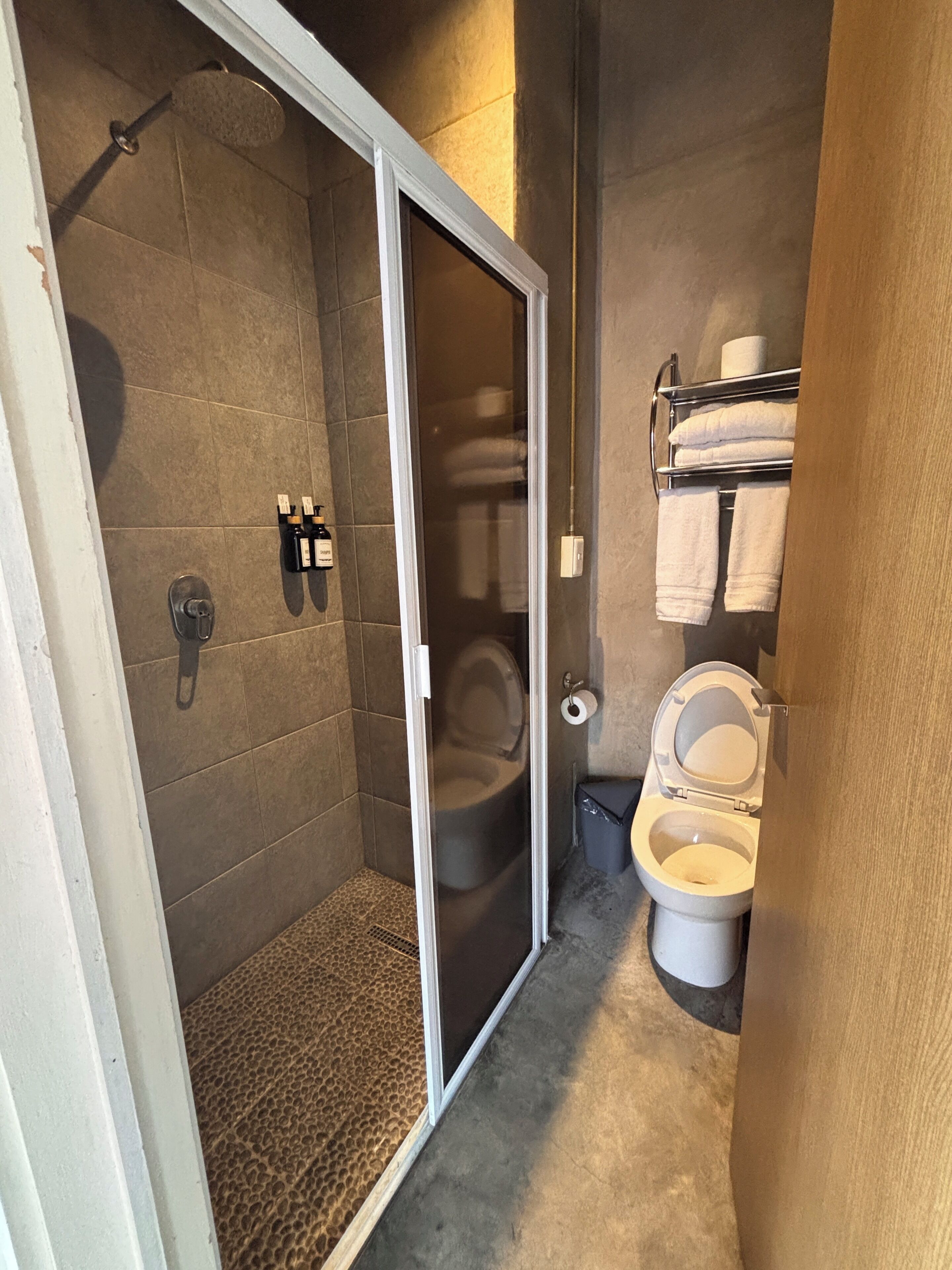 Kamar Double Comfort, balkon, pemandangan kota | Kamar mandi | Kombinasi shower/bathtub, pancuran hujan,  dan perlengkapan mandi gratis