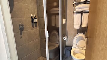Kamar Double Comfort, balkon, pemandangan kota | Kamar mandi | Kombinasi shower/bathtub, pancuran hujan, dan perlengkapan mandi gratis