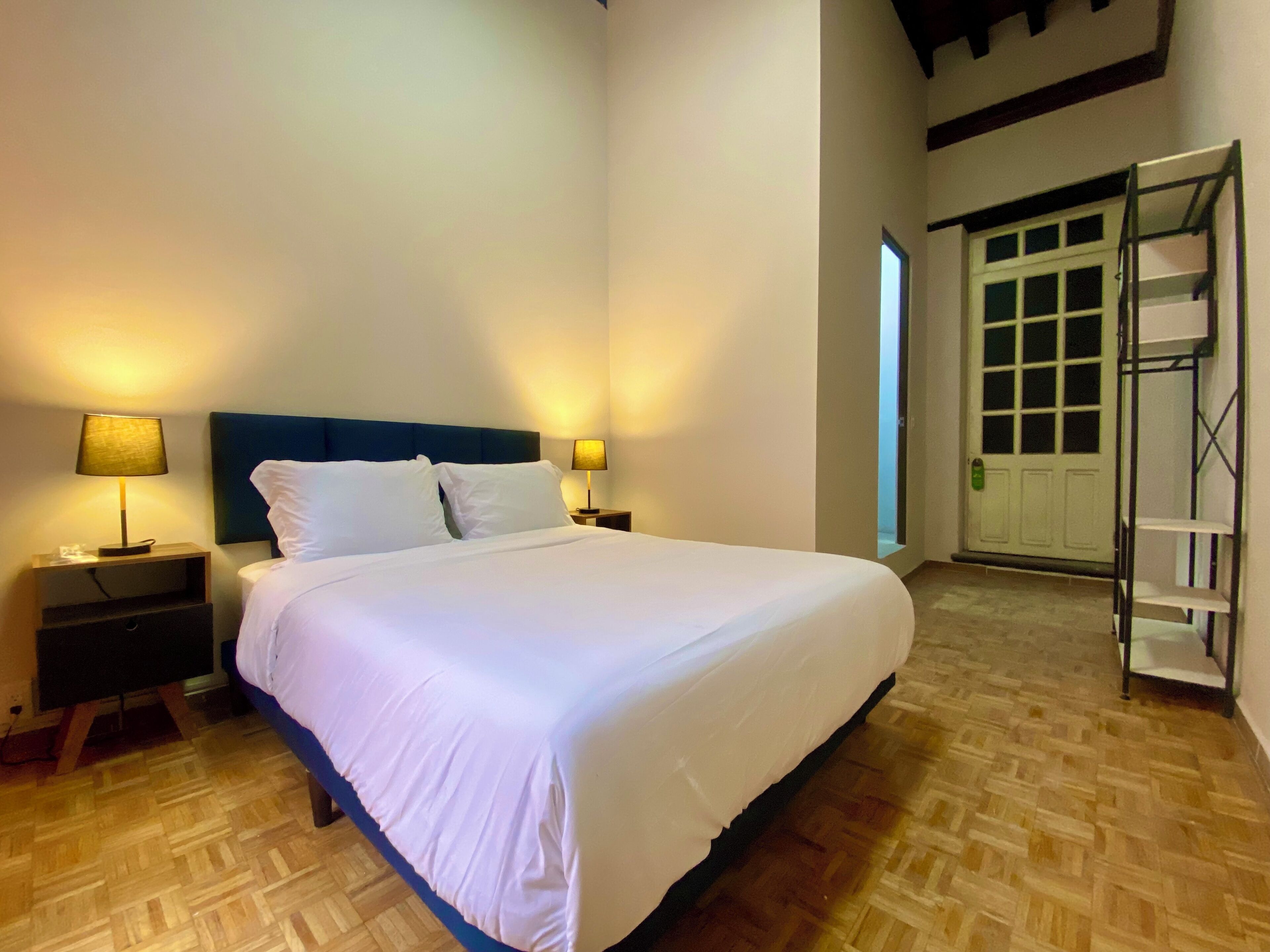 Habitación básica doble, balcón, vista a la ciudad | Tabla de planchar con plancha y wifi gratis 