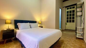 Habitación básica doble, balcón, vista a la ciudad | Tabla de planchar con plancha y wifi gratis