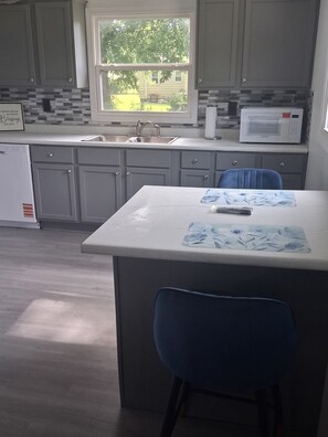 Private kitchen - 3-bedroom house in serene Flint with cool AC for relaxing stays (Flint)