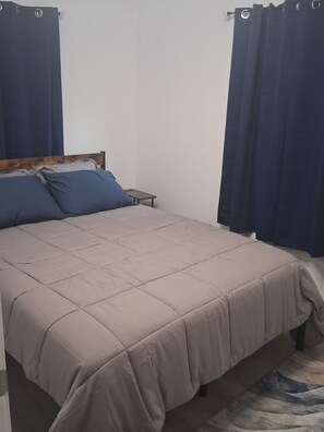Room - 3-bedroom house in serene Flint with cool AC for relaxing stays (Flint)