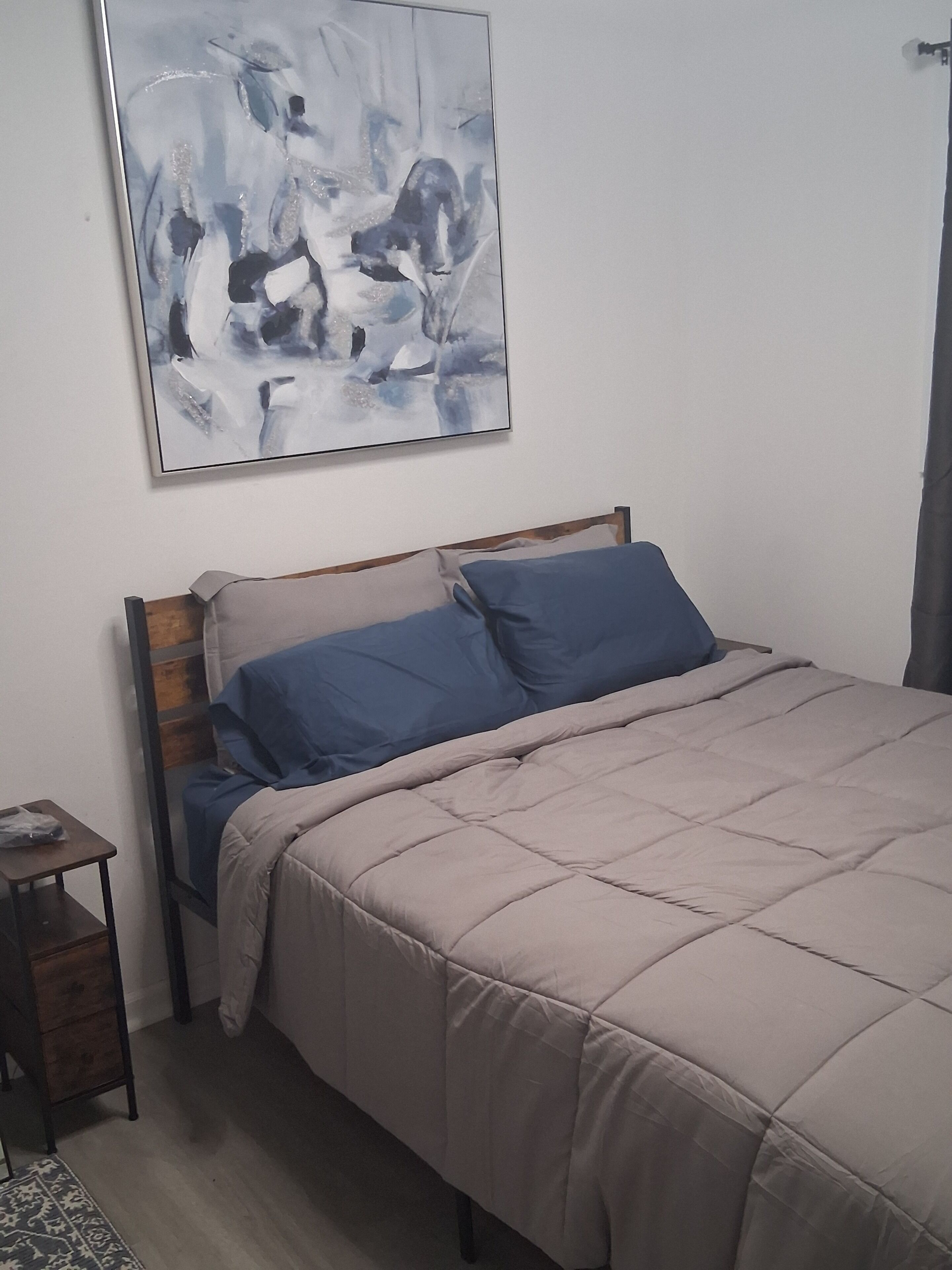 Iron/ironing board, internet, bed sheets